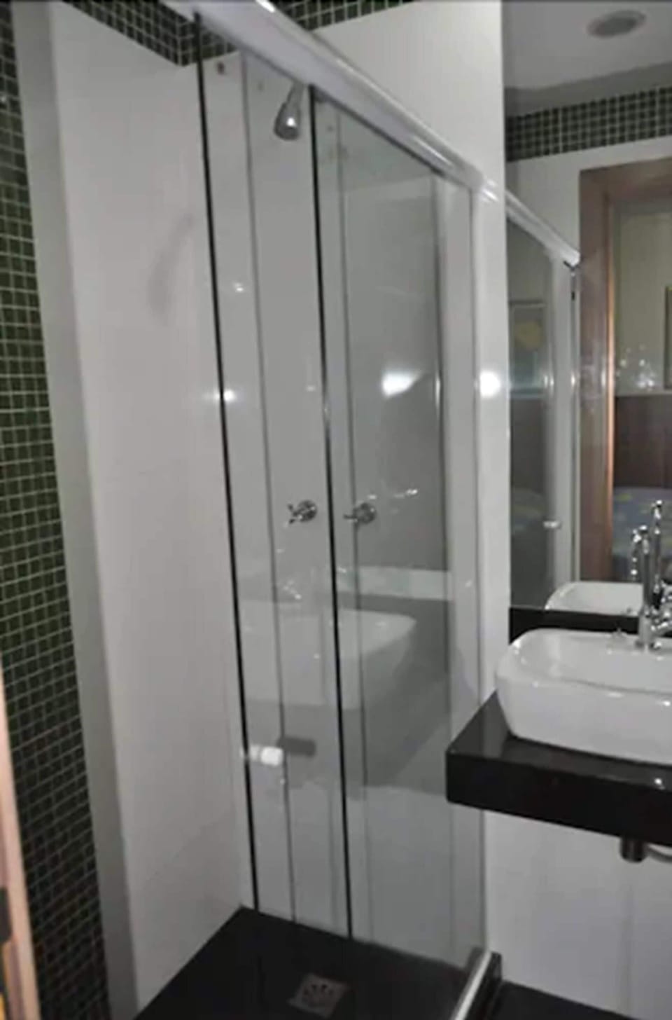 Standard Quadruple Room | Bathroom | Shower, towels, soap, shampoo