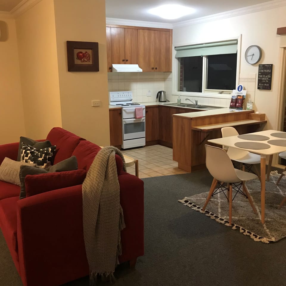 Holiday Home | 2 bedrooms, pillowtop beds, iron/ironing board, free cribs/infant beds