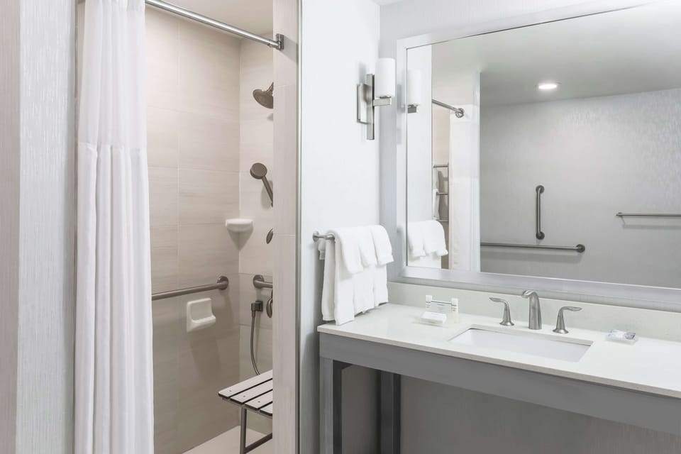 Combined shower/tub, free toiletries, towels