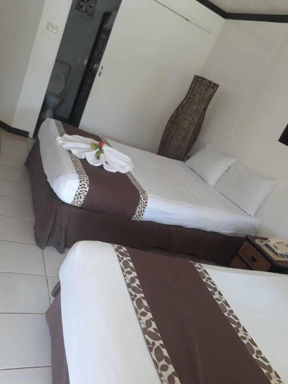 Deluxe Room, Garden View | 1 bedroom, desk, iron/ironing board (on request), bed sheets