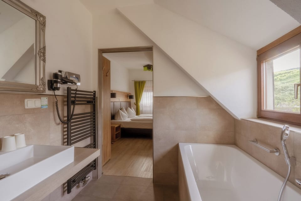 Small Villa - Deluxe Double Room | Bathroom | Hair dryer, towels