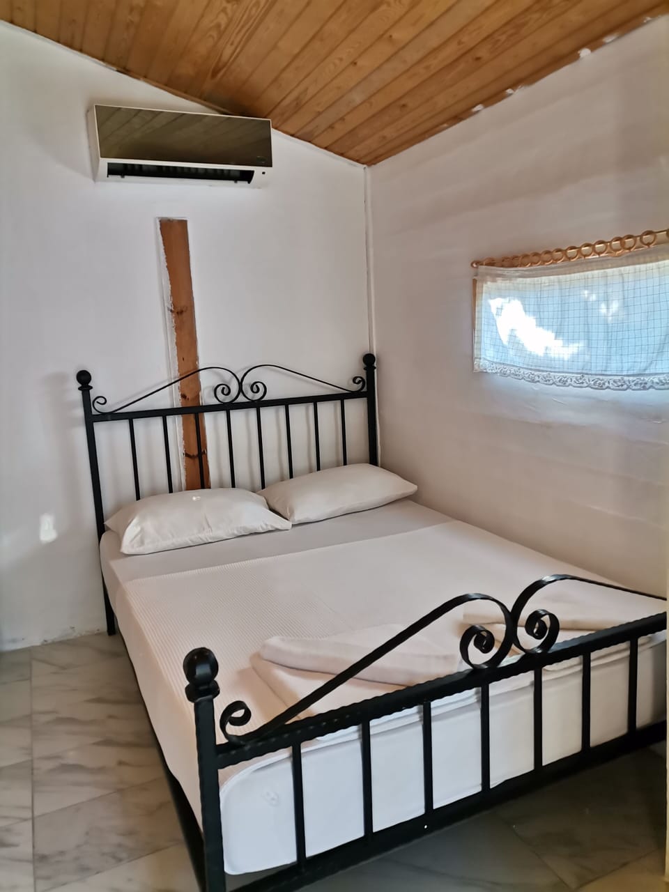Desk, free cribs/infant beds, free WiFi, bed sheets