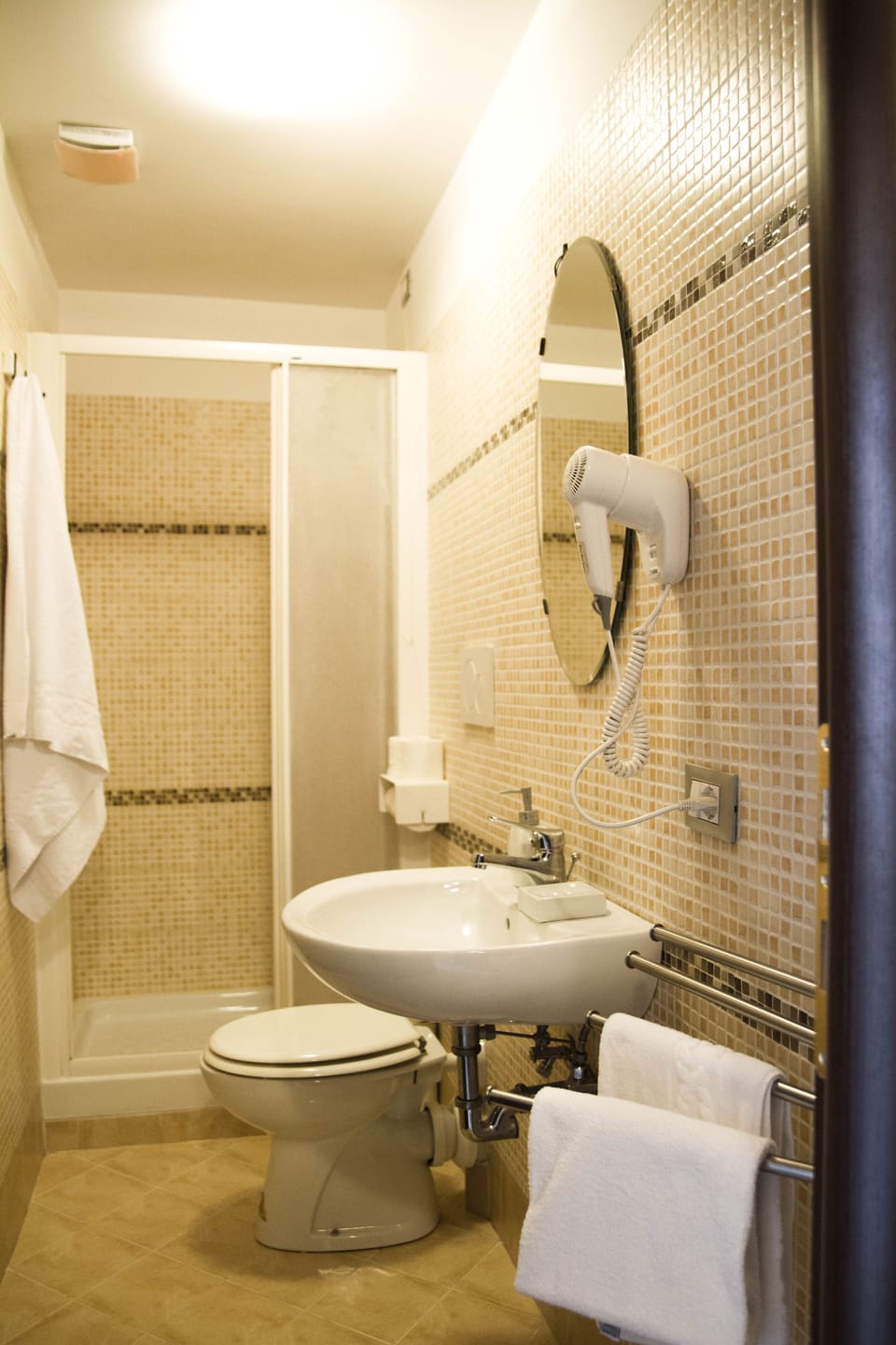Basic Double Room | Bathroom | Shower, hair dryer, towels