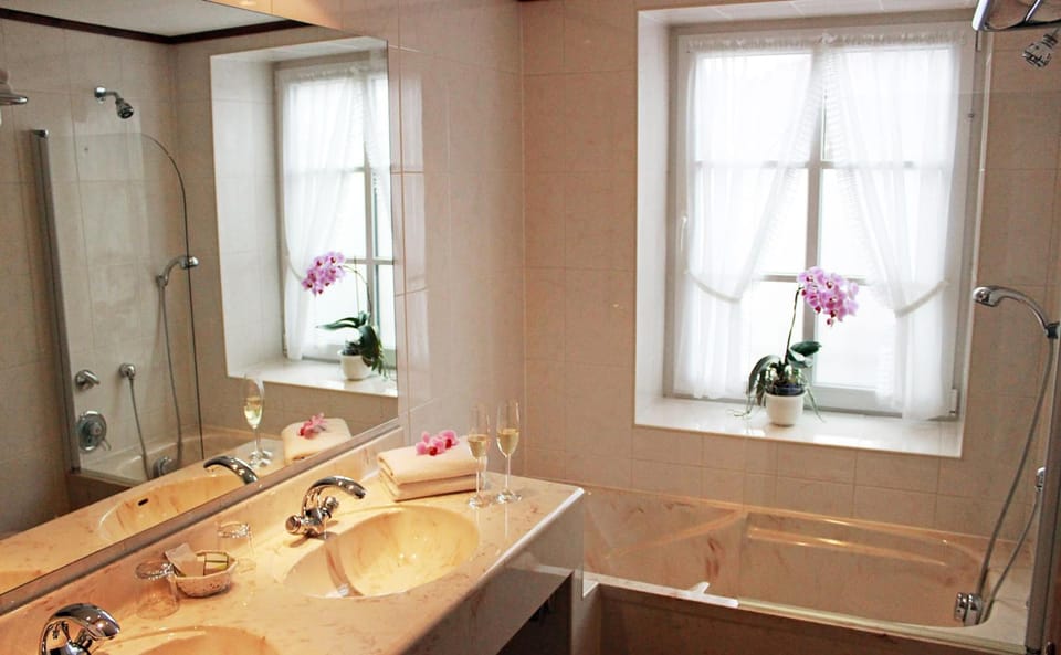 Bathtub, free toiletries, hair dryer