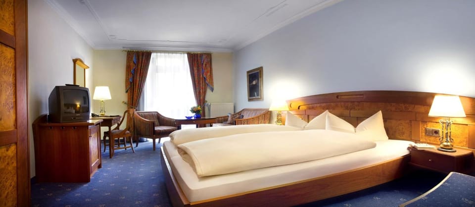 Minibar, in-room safe, desk, iron/ironing board