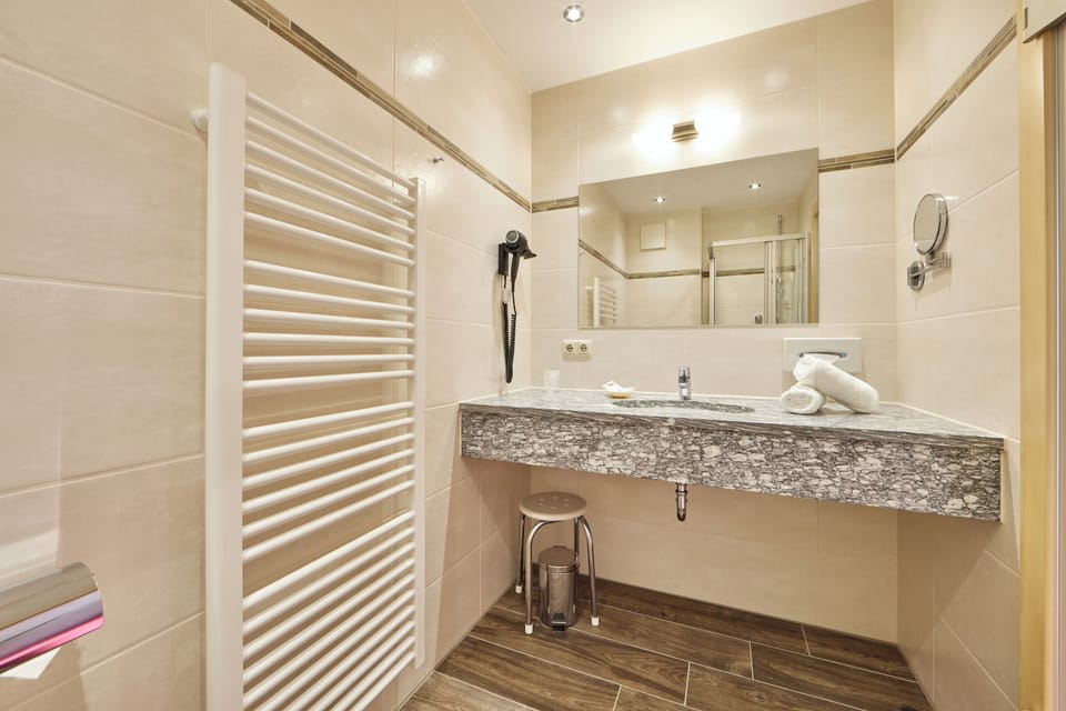 Comfort Single Room, 1 Twin Bed, Patio | Bathroom | Towels