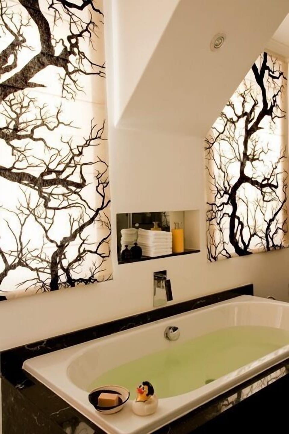 Luxurious Suite Rose Room | Bathroom | Free toiletries, towels