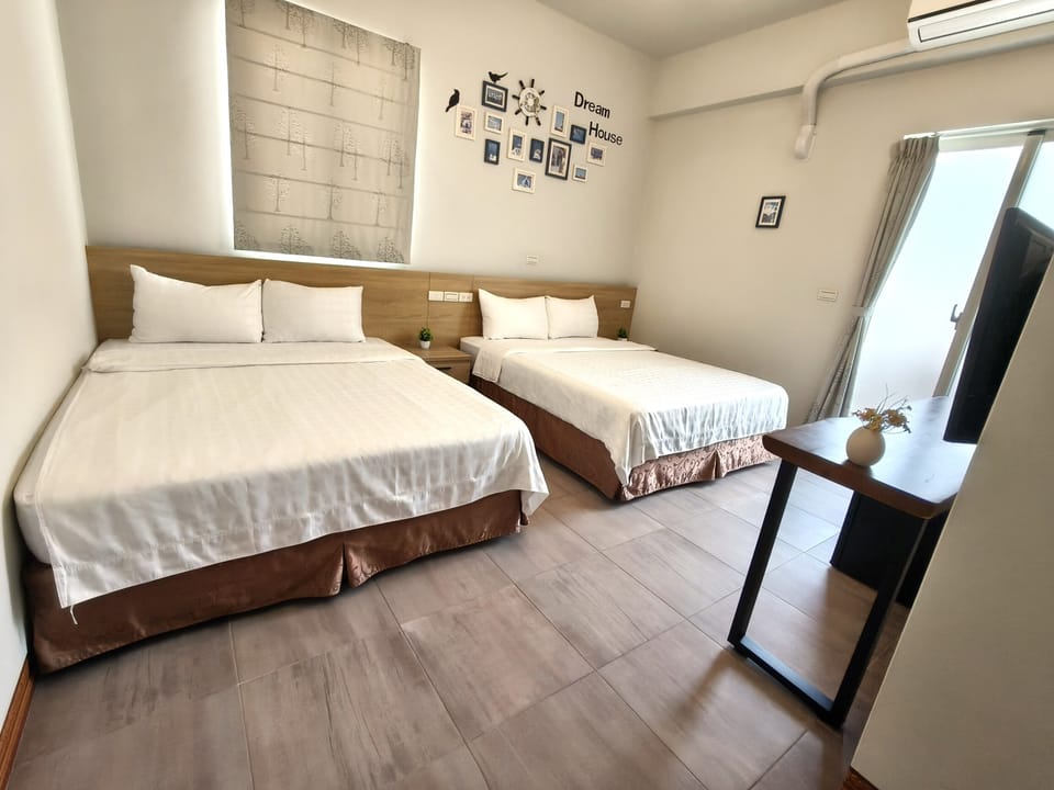 Quadruple Room | 1 bedroom, desk, blackout drapes, free WiFi