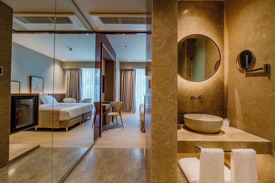 Standard Room | Free minibar, in-room safe, desk, free WiFi