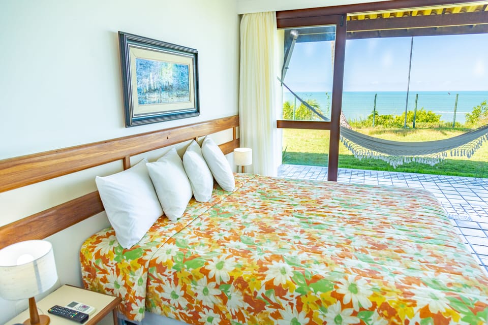 Luxury Room, Sea View | Minibar, in-room safe, individually decorated, soundproofing