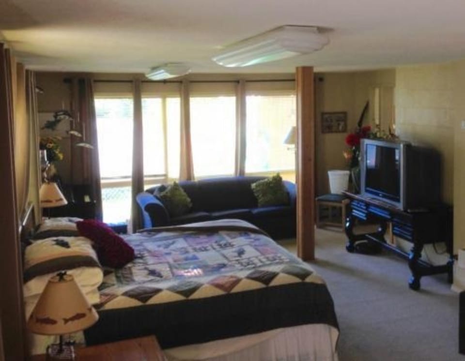 Comfort Quadruple Room, Multiple Beds (Large room - shared bathroom) | Minibar, individually decorated, desk, free WiFi