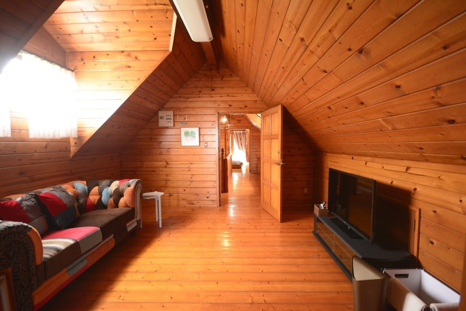 Family House, Non Smoking, Partial Ocean View | Living area