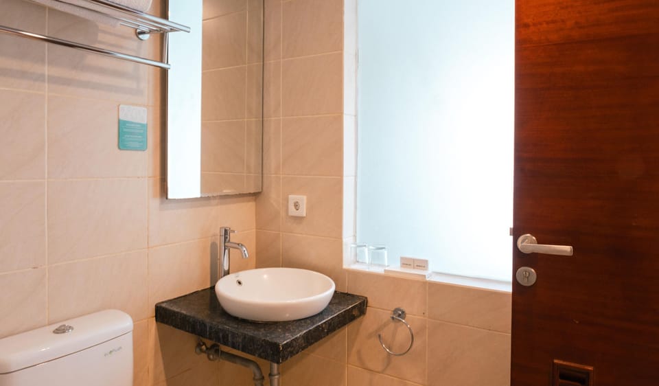 Shower, free toiletries, hair dryer, bidet