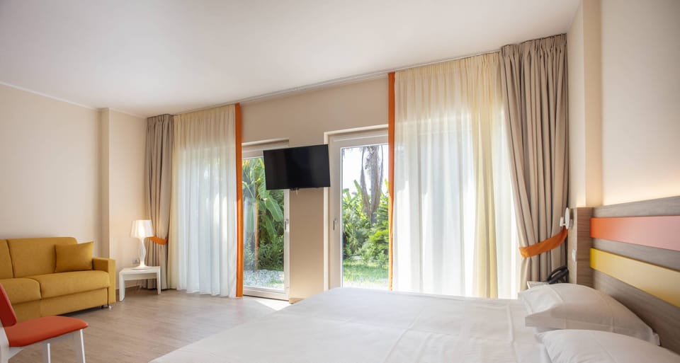 Junior Studio Suite, 1 Double or 2 Twin Beds | Minibar, in-room safe, desk, soundproofing