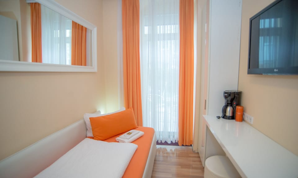 Single Room | Minibar, in-room safe, individually decorated, individually furnished