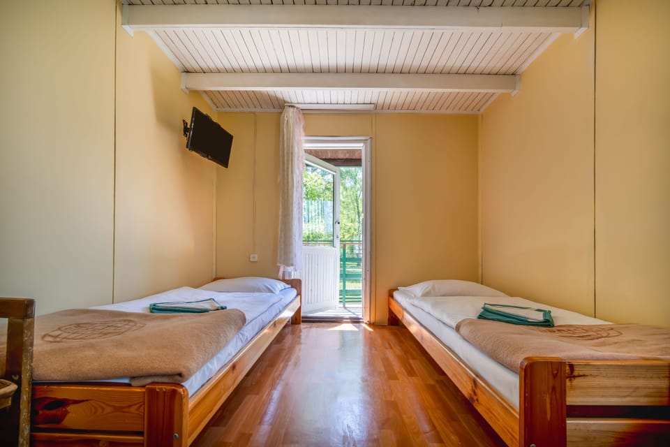 Twin Room, Shared Bathroom | WiFi (free), bed sheets
