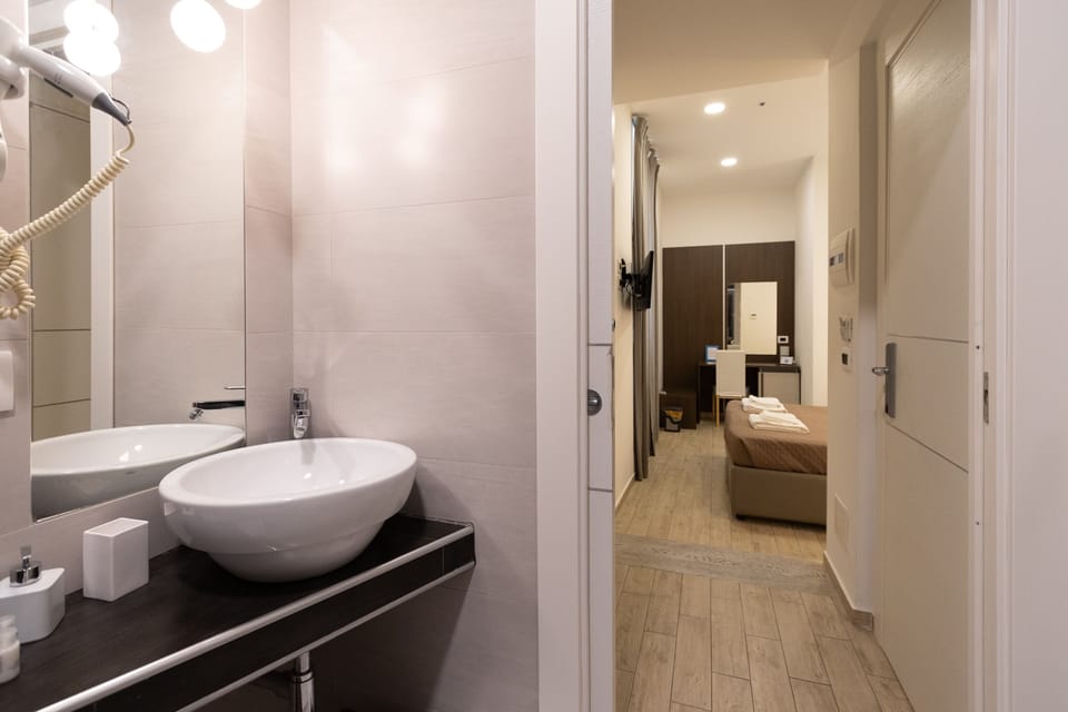 Camera 2 | 5 bedrooms, in-room safe, desk, soundproofing