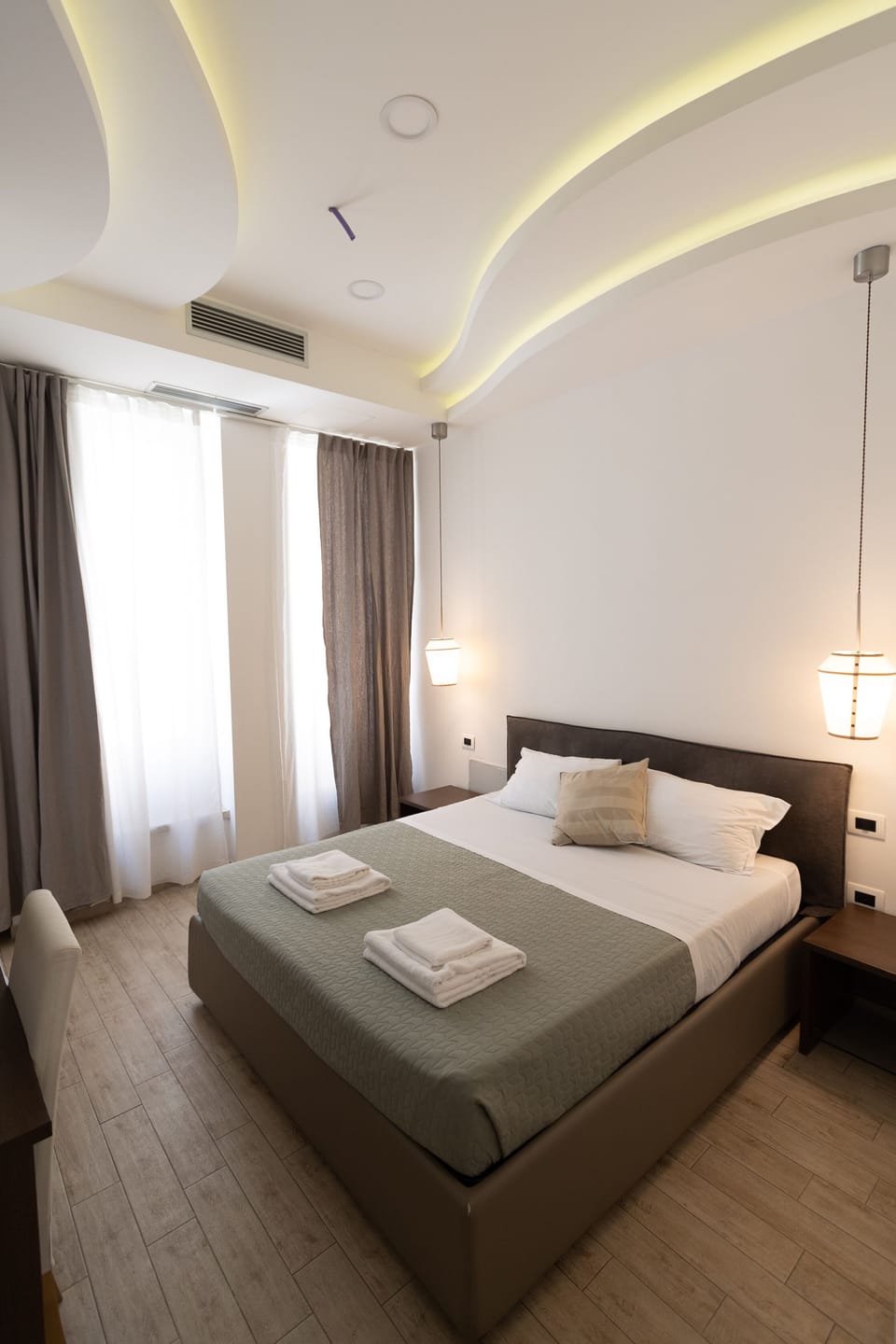 5 bedrooms, in-room safe, desk, soundproofing