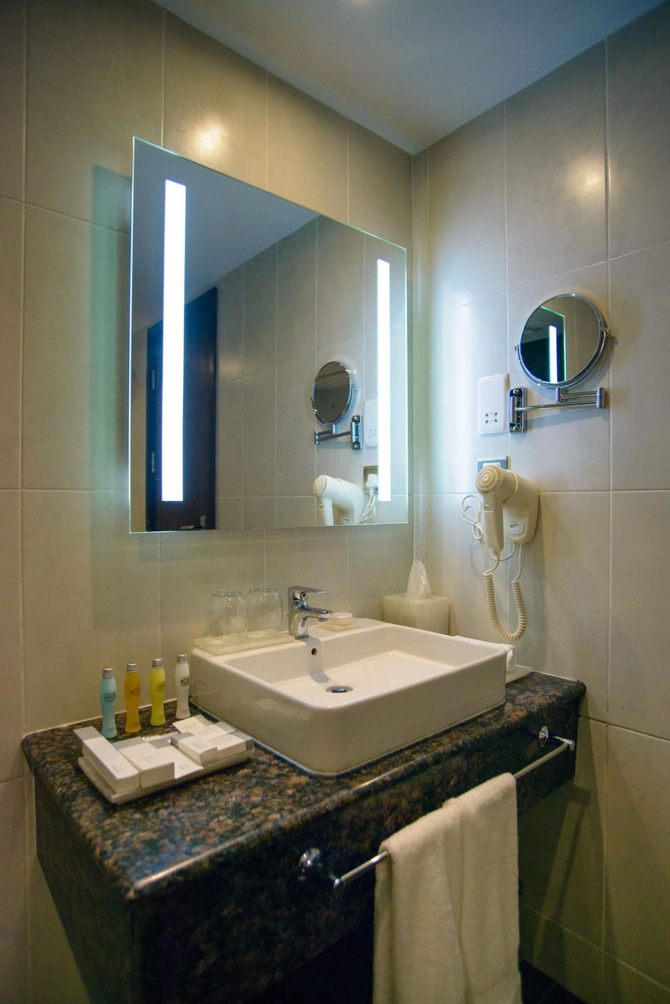 Superior Room | Bathroom | Combined shower/tub, deep soaking tub, free toiletries, hair dryer