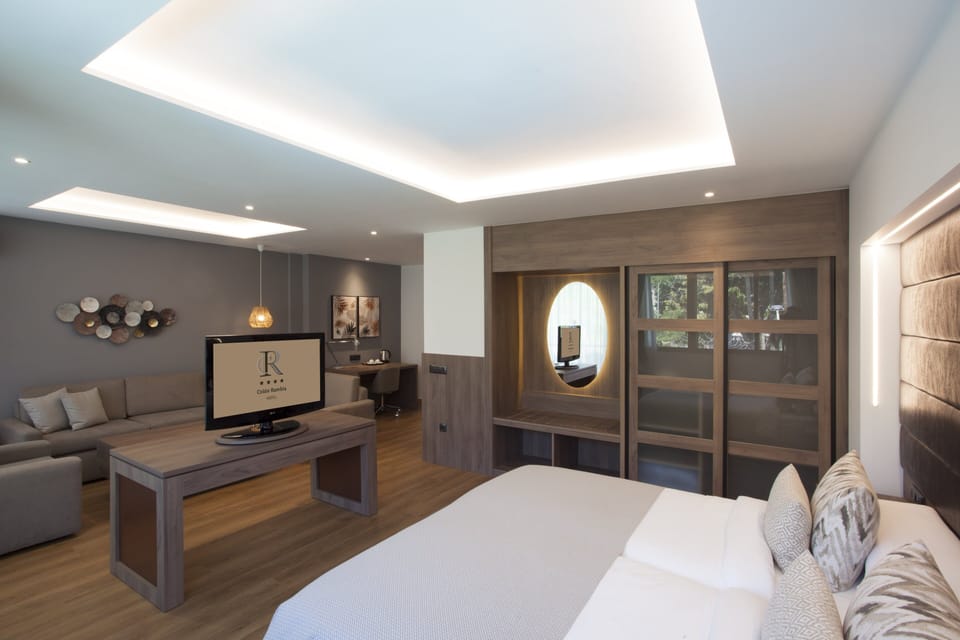 Down comforters, pillowtop beds, minibar, in-room safe
