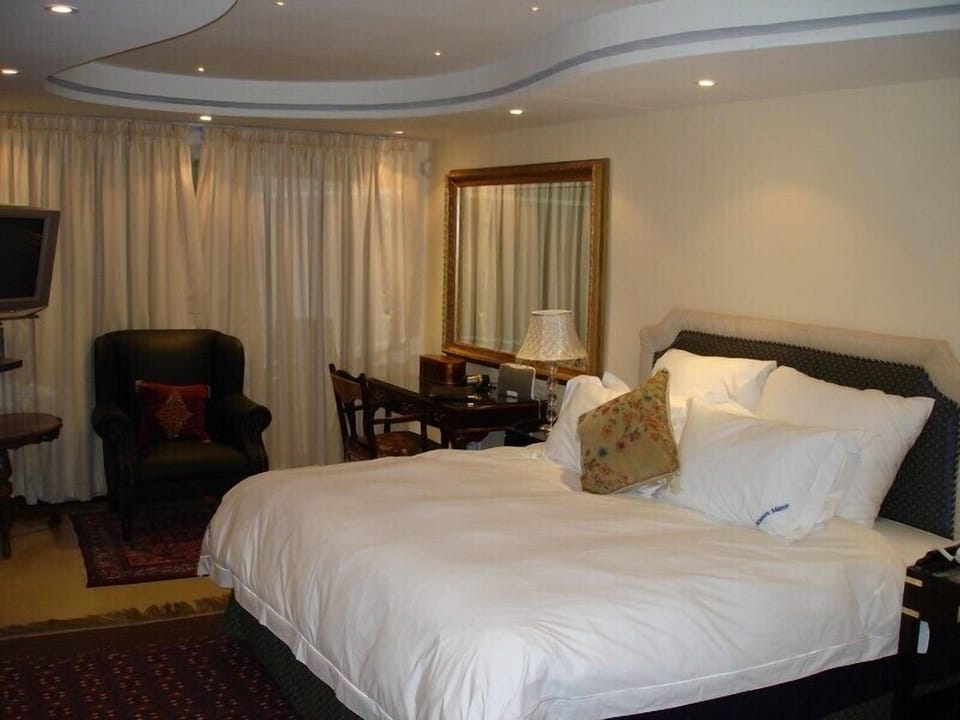 Luxury Self catering unit (2) | Minibar, laptop workspace, iron/ironing board, free WiFi