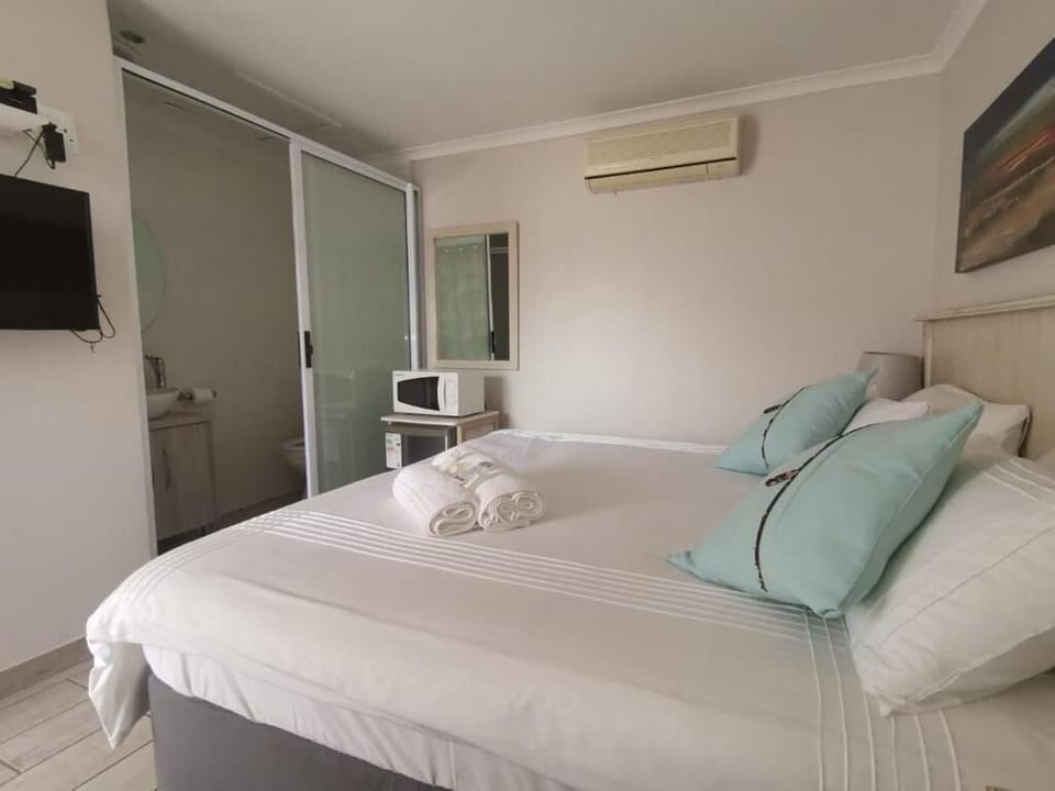 Premium bedding, in-room safe, desk, laptop workspace