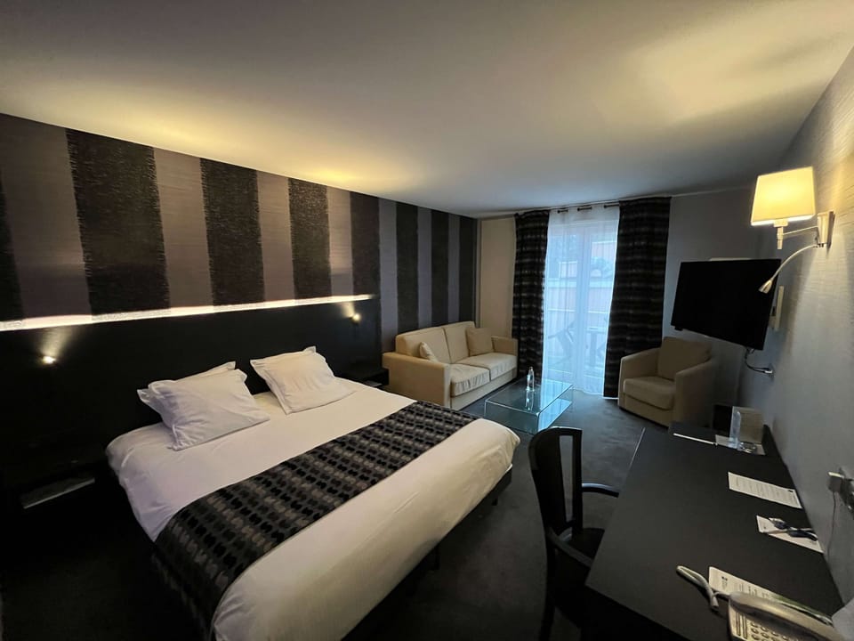 Junior Suite, 1 King Bed, Non Smoking | Minibar, in-room safe, desk, blackout drapes
