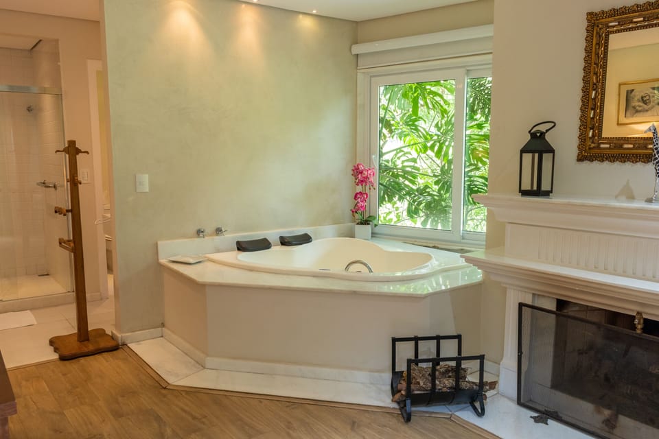 Premium Suite, Hot Tub | Jetted tub