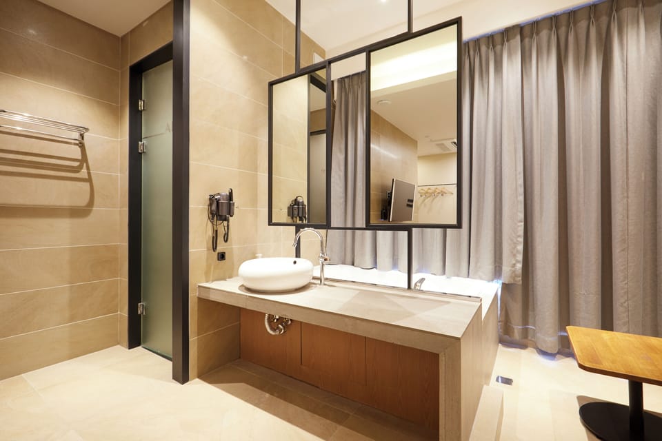 Corner Suites (Over 36 month old surcharge 20000 KRW, Breakfast Included) | Bathroom | Separate tub and shower, free toiletries, hair dryer, bathrobes