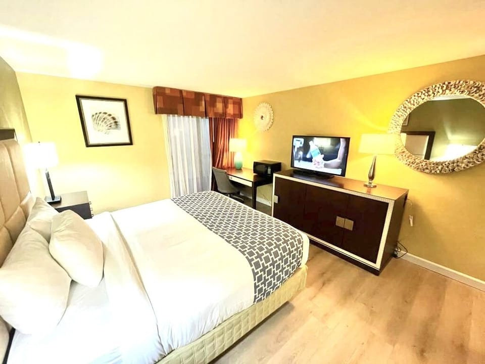 Standard Room, 1 King Bed, Non Smoking | Desk, laptop workspace, blackout drapes, iron/ironing board (on request)