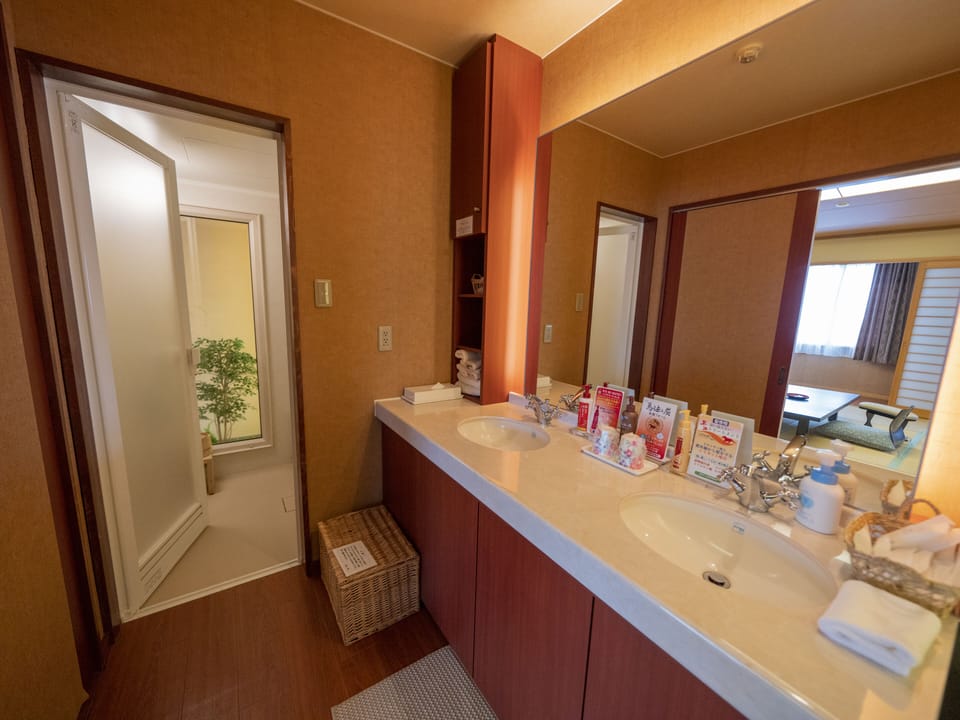 Concept room  C - Non-smoking | Bathroom | Combined shower/tub, deep soaking tub, hydromassage showerhead