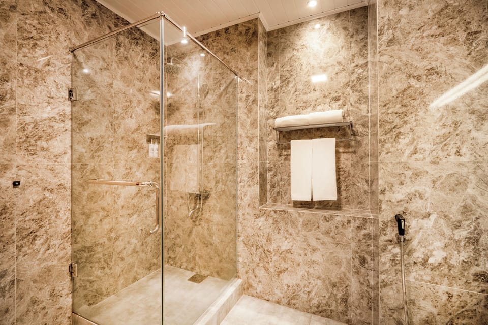 Deluxe Double Room, 1 Bedroom | Bathroom shower