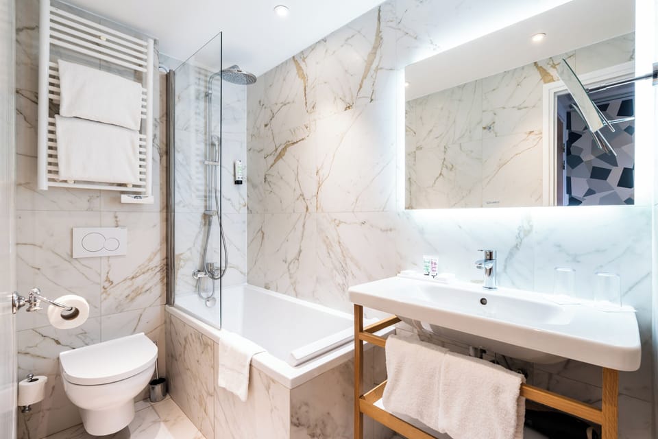 Room (Standard) | Bathroom | Rainfall showerhead, free toiletries, hair dryer, towels