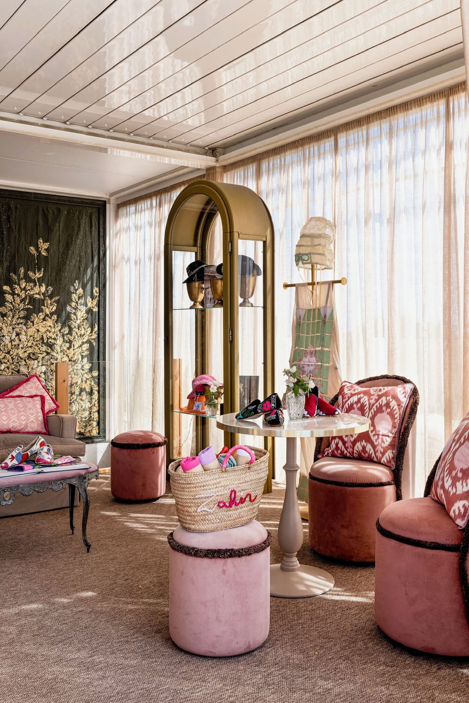 Lobby lounge