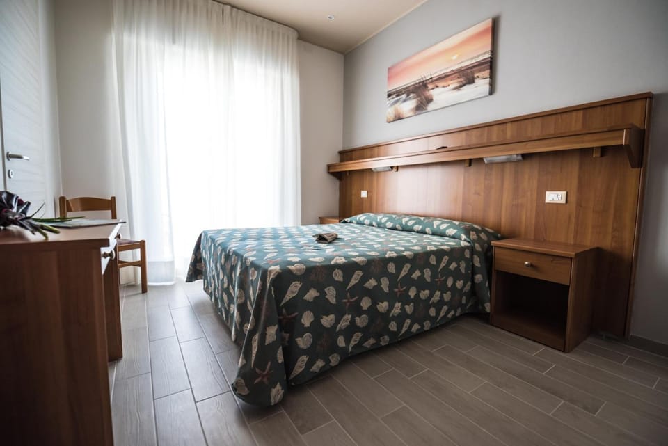 In-room safe, desk, WiFi (free)