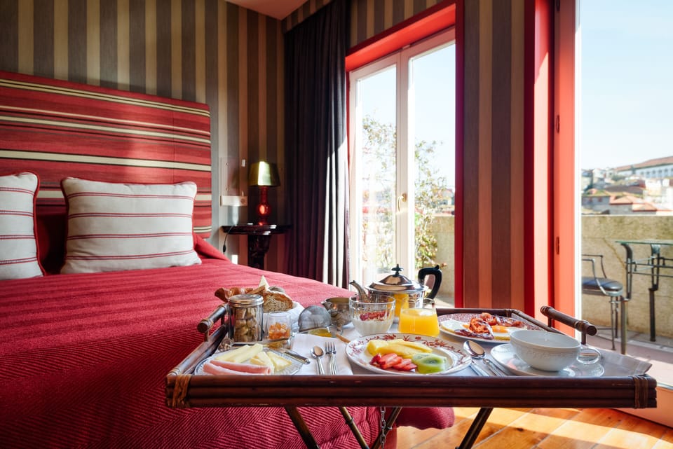 Deluxe Suite, City View | 1 bedroom, premium bedding, minibar, in-room safe