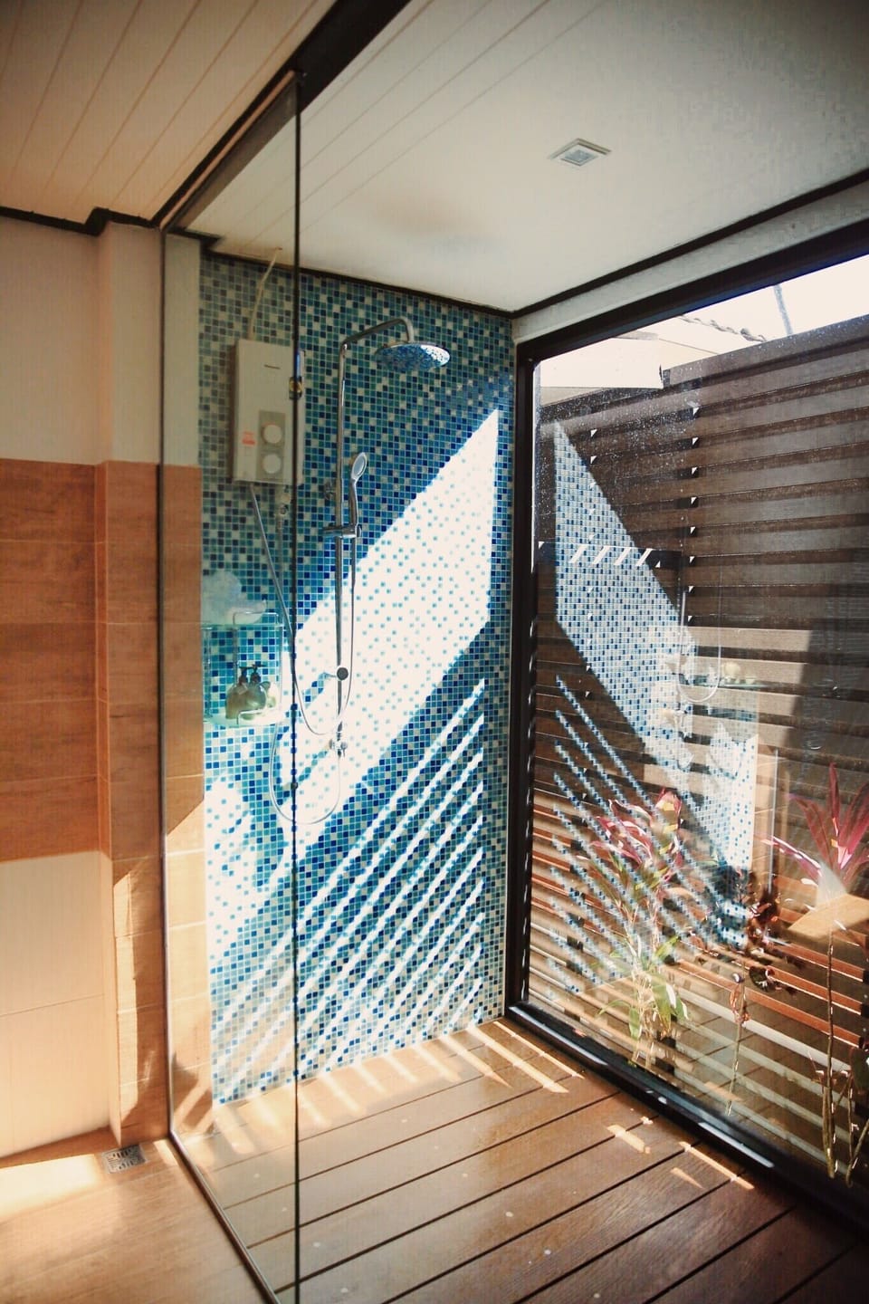 Super Deluxe Beach Front  | Bathroom shower