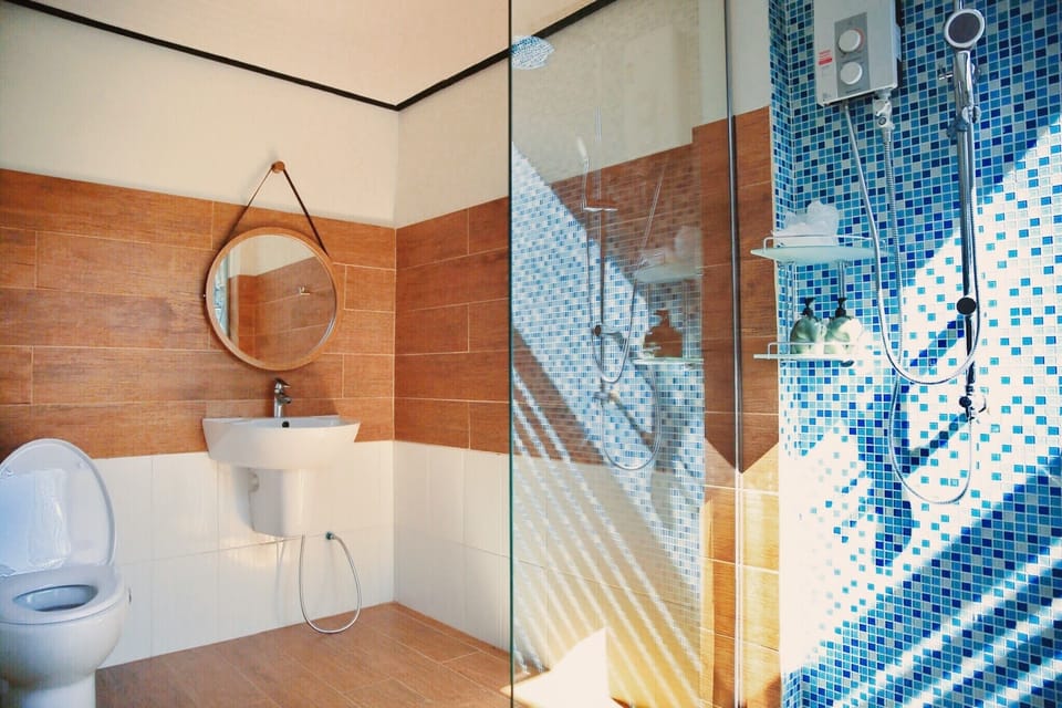 Super Deluxe Beach Front  | Bathroom | Shower, free toiletries, hair dryer, bathrobes