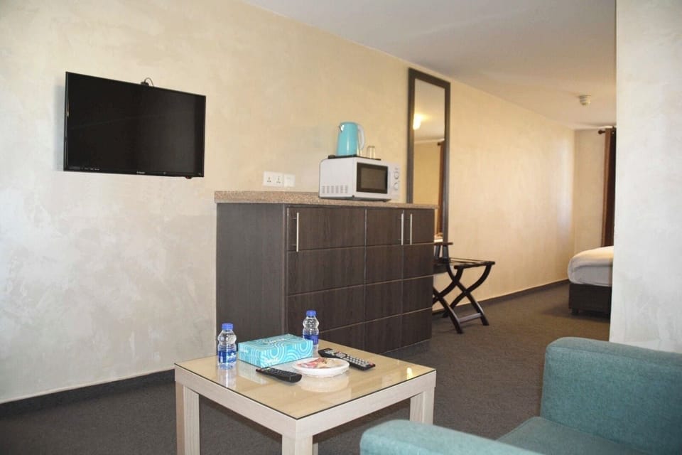 Standard Room | Minibar, in-room safe, desk, iron/ironing board (on request)