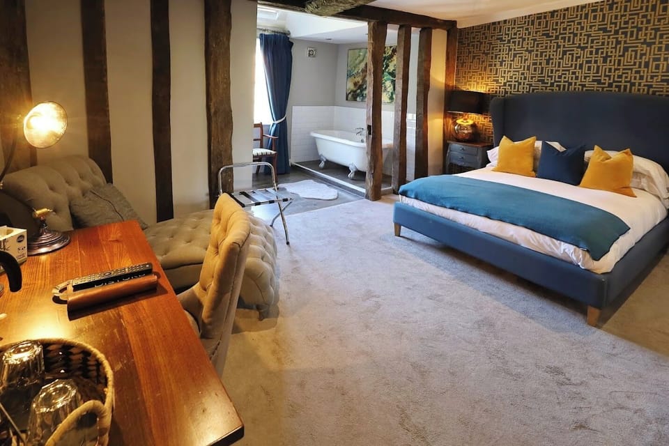 Signature Room, 1 King Bed, Non Smoking, Ensuite | Individually decorated, individually furnished, desk, iron/ironing board