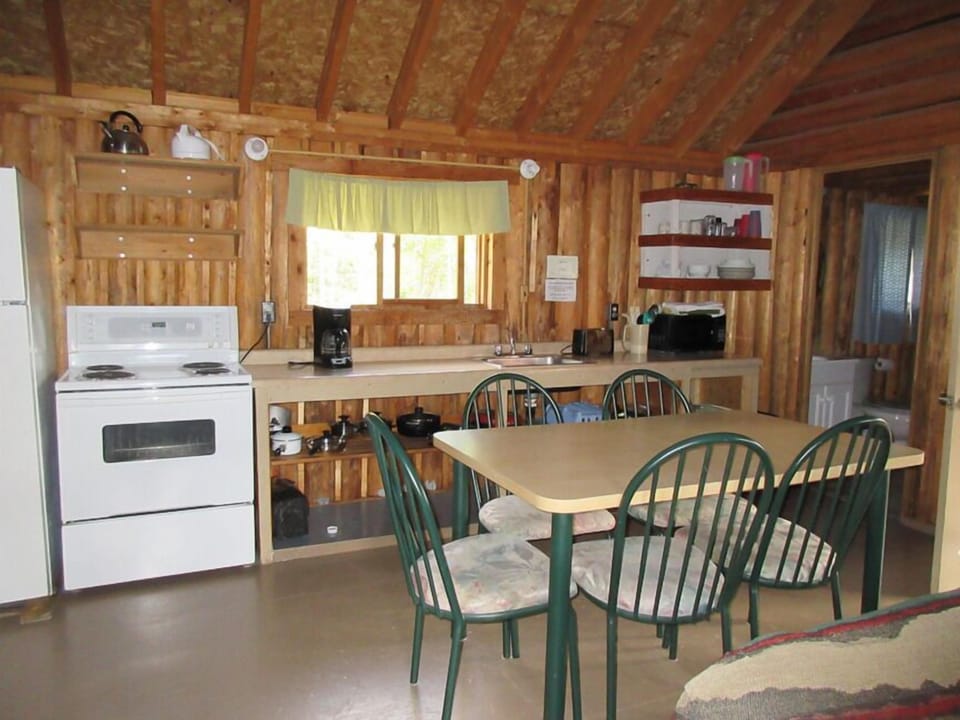 Coffee/tea maker, full-size fridge, microwave, oven