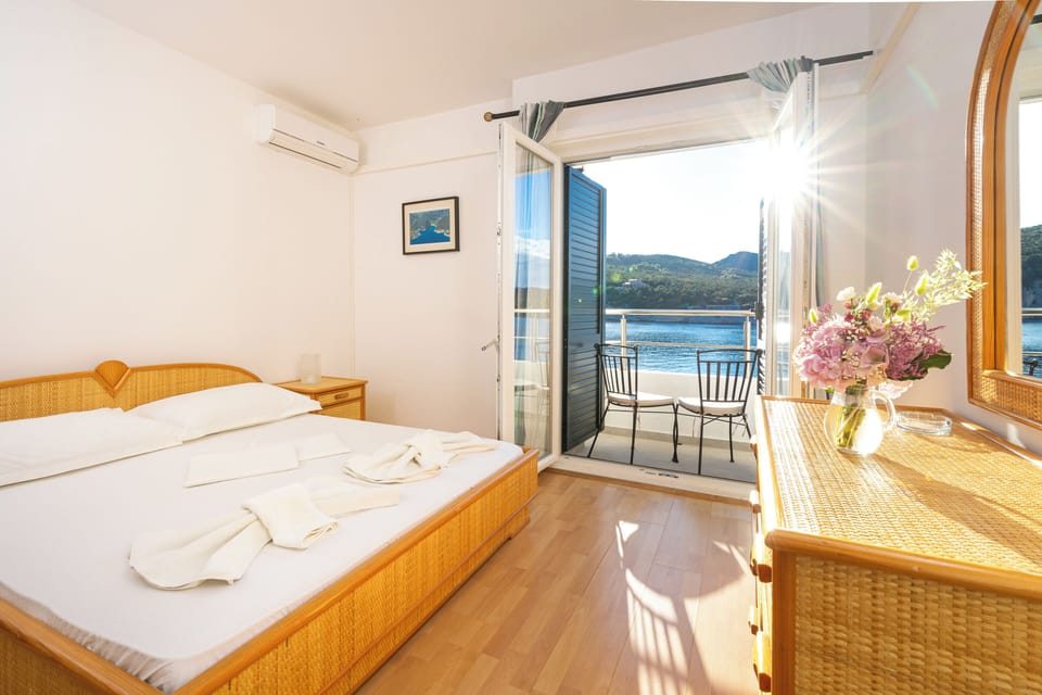 Triple Room, Balcony, Sea View | Blackout drapes, bed sheets