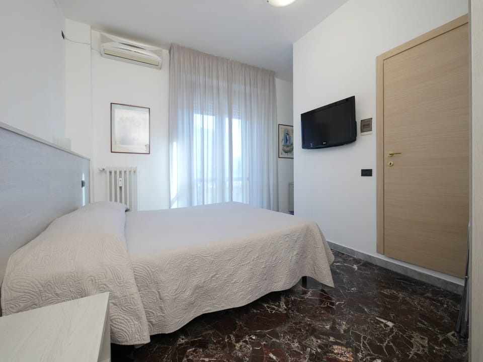 Superior Double or Twin Room | Minibar, desk, soundproofing, WiFi (free)