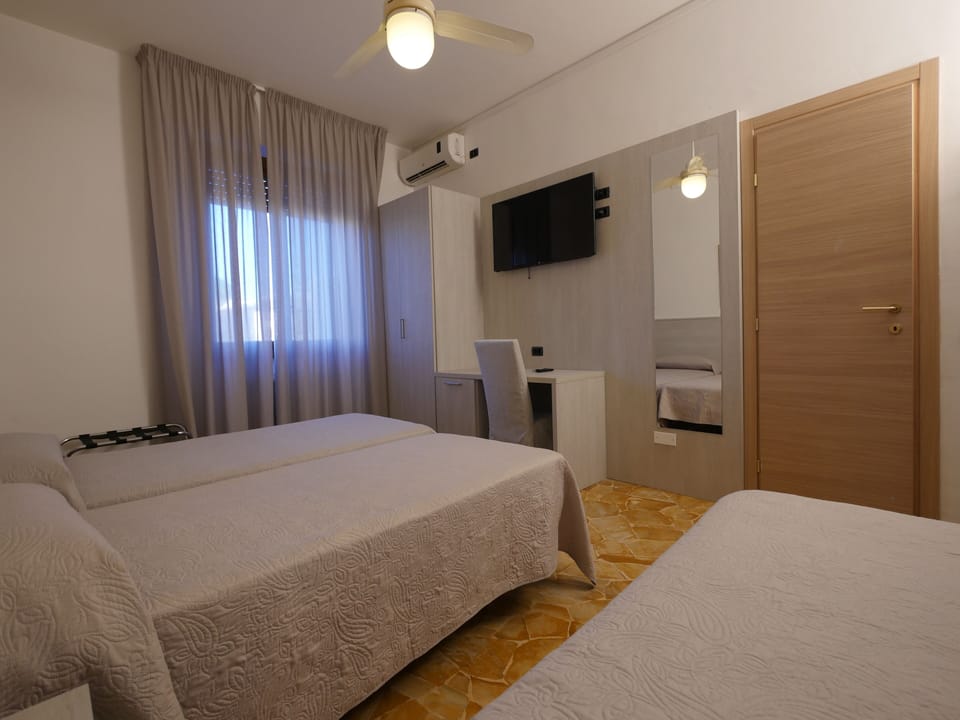 Triple Room | Minibar, desk, soundproofing, WiFi (free)