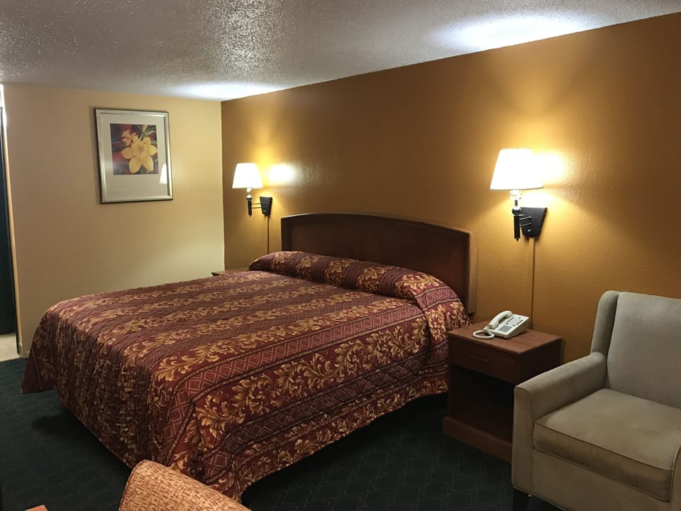 Standard Room, 1 King Bed | Desk, WiFi (free), bed sheets