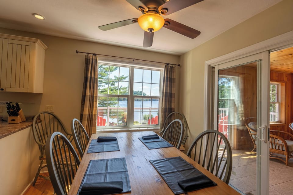 Luxury Cottage, 3 Bedrooms (Muskokan) | In-room dining