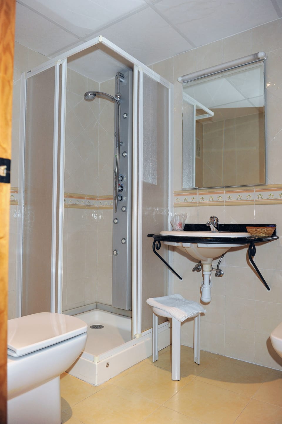 Standard Double Room | Bathroom | Free toiletries, hair dryer, bidet, towels