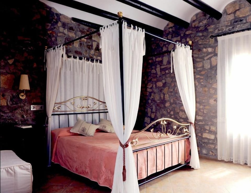 Desk, blackout drapes, free WiFi, bed sheets