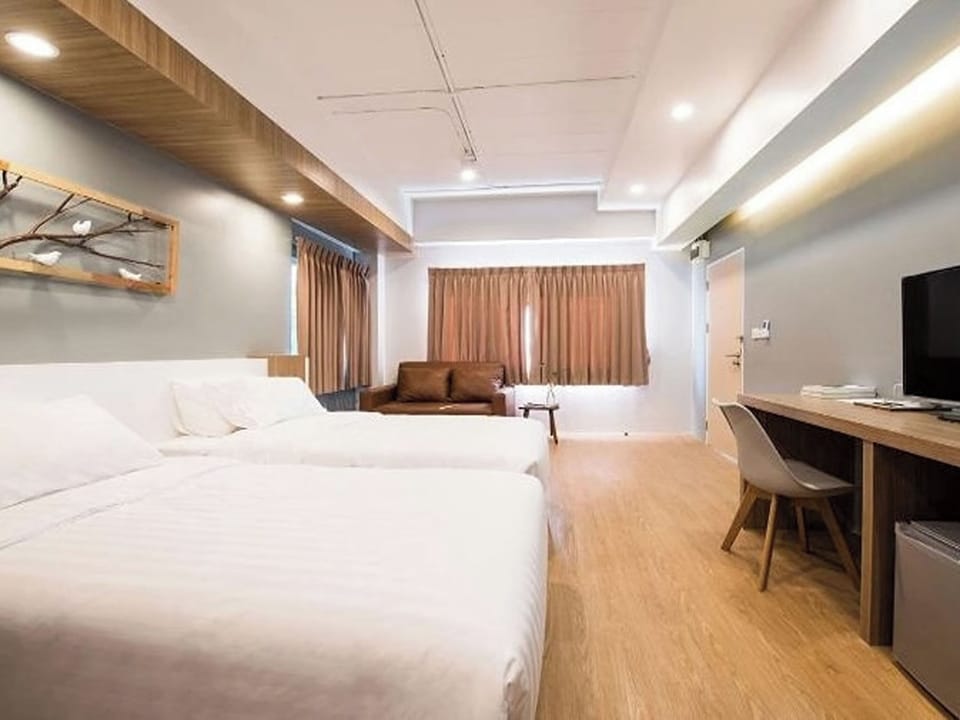 Deluxe Twin Room | Desk, blackout drapes, iron/ironing board, free WiFi