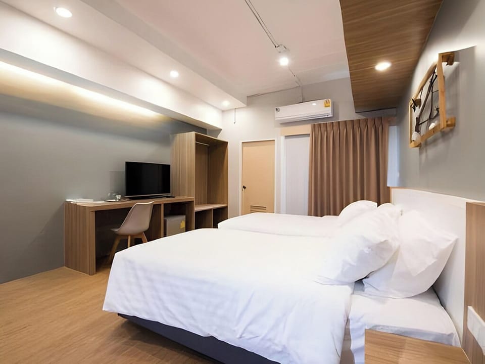Deluxe Twin Room | Desk, blackout drapes, iron/ironing board, free WiFi